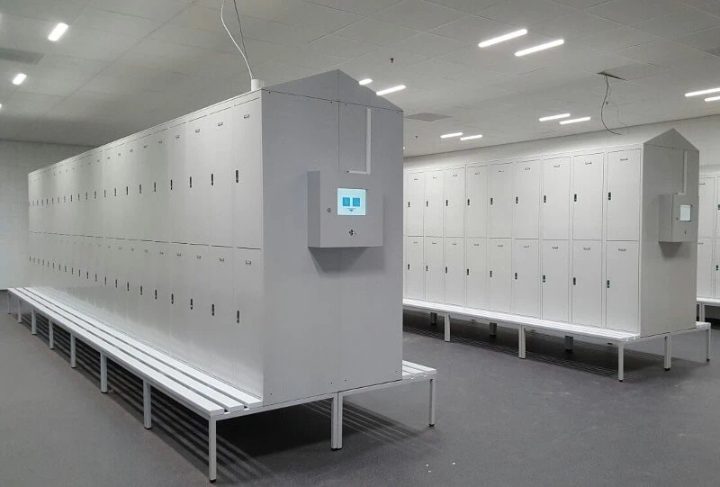 Umkleideschränke mit schrägdach und untergebauter sitzbank